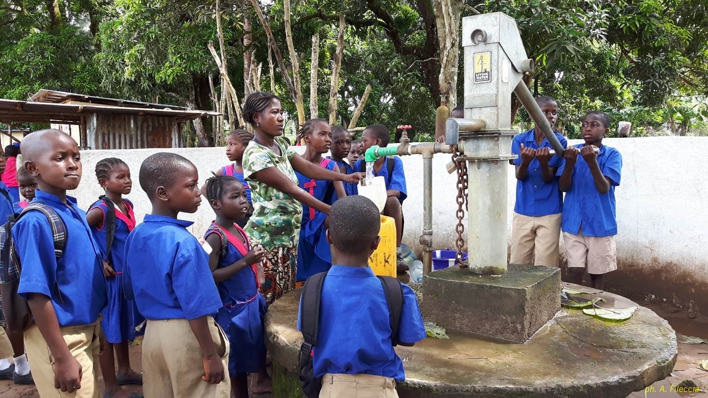 Prelievo d'acqua da un pozzo superficiale in un villaggio della Sierra Leone